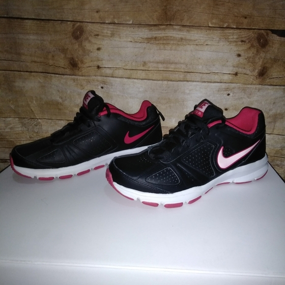 Nike T-Lite XL back and Pink athletic sneaker - Picture 5 of 7